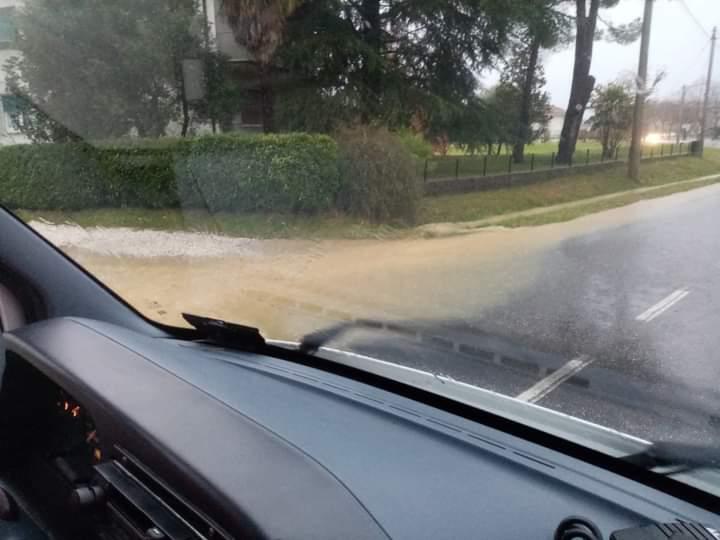 Copertina per L'acqua invade le strade a Cormons, rio Cristinizza sotto controllo a San Lorenzo Isontino